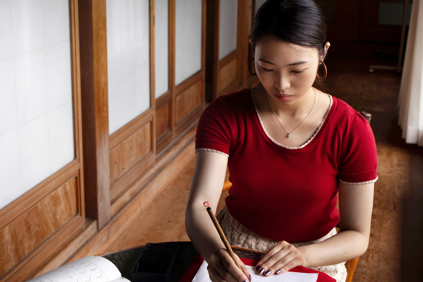 Alunos aprendendo no curso de japonês da Cooplem